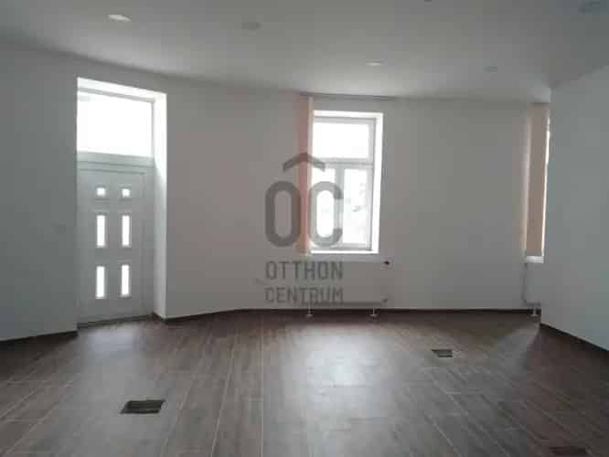Komáromi eladó kereskedelmi ingatlan, UZ013691