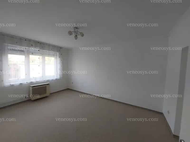 Miskolc Selyemrét központi de csendes részén 55 m2-es tégla lakás várja új tulajdonosát.