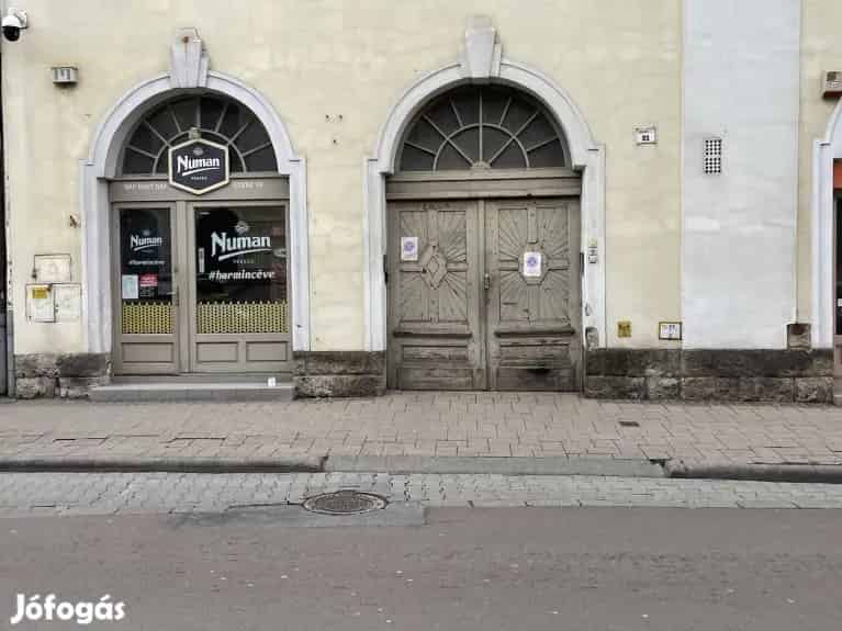 Eladó garázs Eger belvárosában - 18nm - új kapu