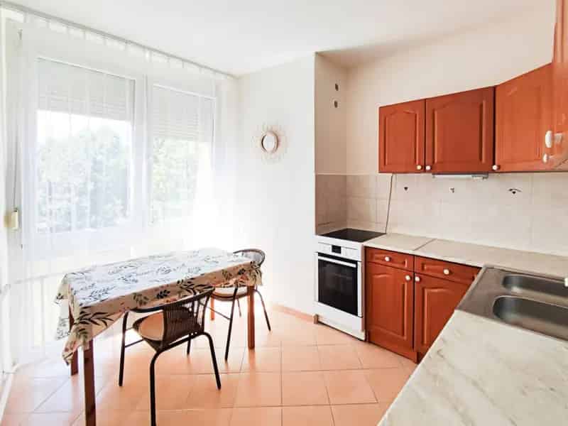 Paks 51m2-es Felújított Panellakás Kiadó