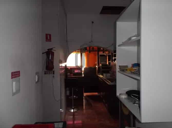 Pápai eladó kereskedelmi ingatlan, UZ015302