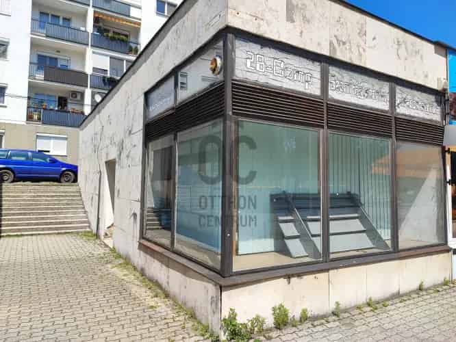 Komlói eladó kereskedelmi ingatlan, UZ018266