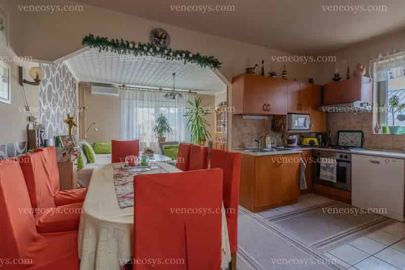 🏡 Eladó igényes sorházi lakás Baján, két garázzsal, saroktelken!