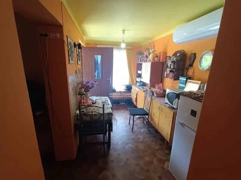 Tóközeli 2 szobás nyaraló eladó - Csendes, biztonságos környezet