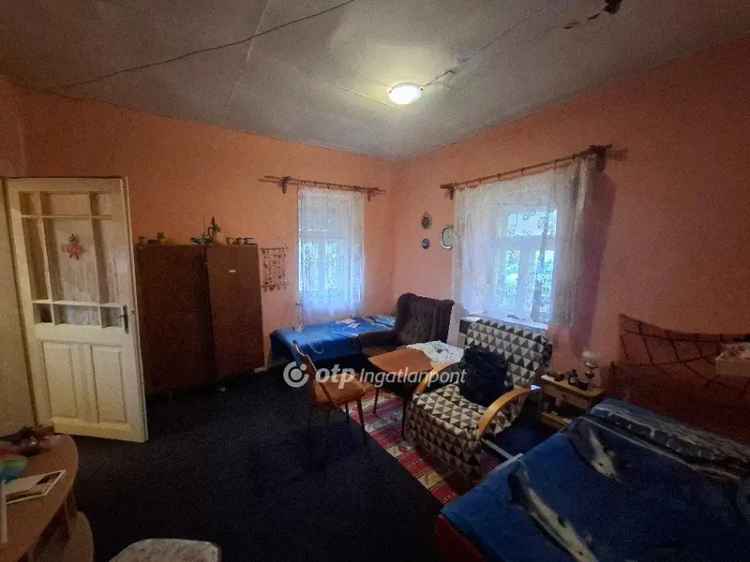 60m2-es családi ház Vécsen 1079m2-es telken eladó