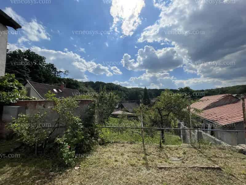 Törökbálint legszebb részén eladó 5 szobás, panorámás, felújítandó családi ház