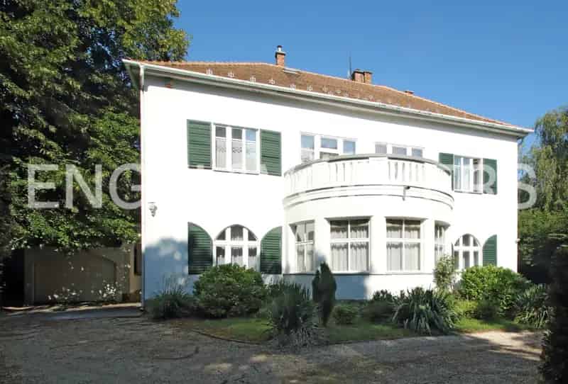 Nagypolgári villa közel a Dunához