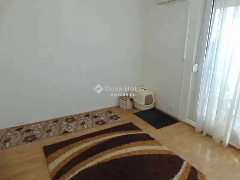 Pécs Uránváros 2 szobás felújított panel lakás eladó