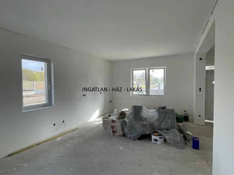 Ház Kiadó , Váci járás, Közép-Magyarország
