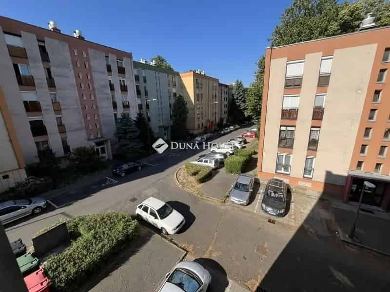52 m2-es 2 szobás felújított panellakás eladó Kertvárosban