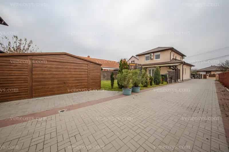 Megvásárlásra kínálok Miskolc-Szirma csendes utcájában, 2020-ban épült prémium kivitelezésű, 117 nm-es, belülről minimál stílusú családi házat, teljes bútorzatával együtt.