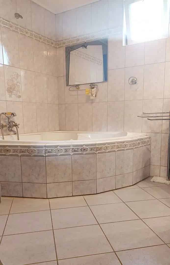 Kispesti családi ház eladó - 4 hálószoba, garázs, kert