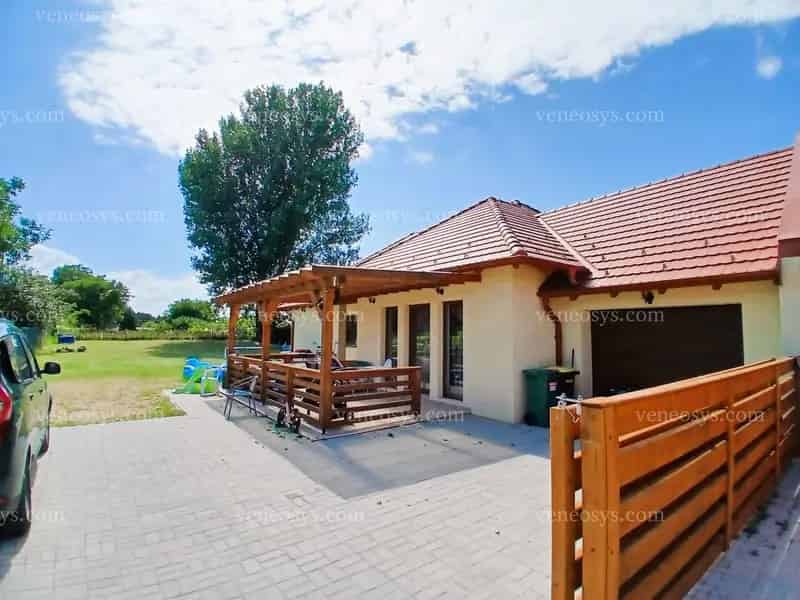 Eladó újszerű, téglaépítésű családi ház Dabason – modern otthon hatalmas telken, a nyugalom szigetén, Budapest közelében.