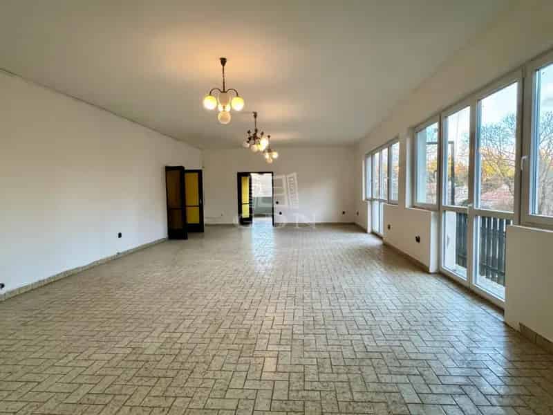 Ház Kiadó , Ady Endre út, Budapest, Közép-Magyarország