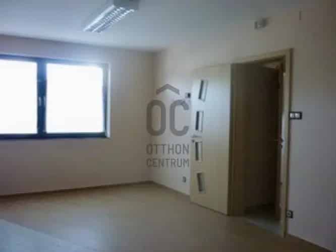 Debreceni eladó kereskedelmi ingatlan, UZ018297