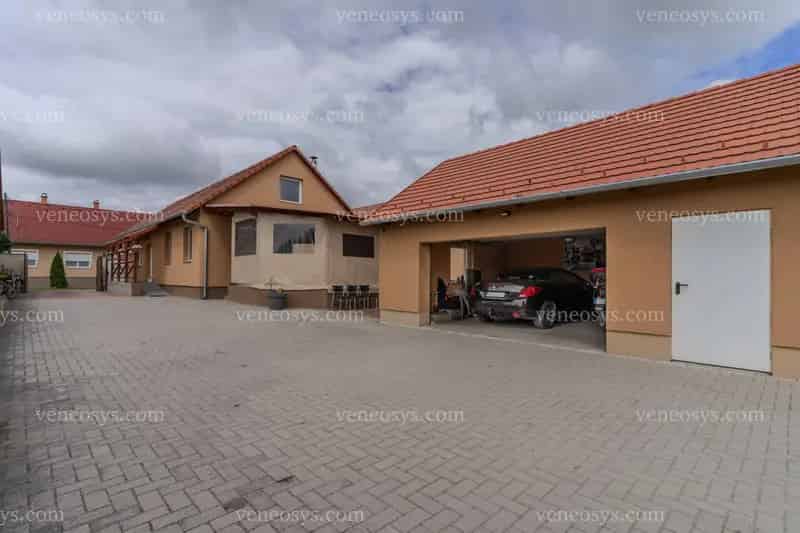 🏡 Eladó modern családi ház Vaskúton – tágas terek, hatalmas telek, dupla garázs, műhely!