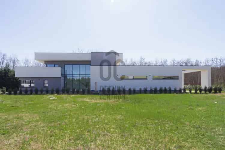 Mogyoródi Luxuscsaládi ház Eladó - 490nm - 7 szoba - Medence