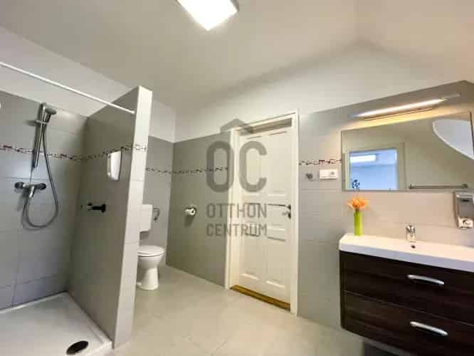 Soproni eladó kereskedelmi ingatlan, UZ016632