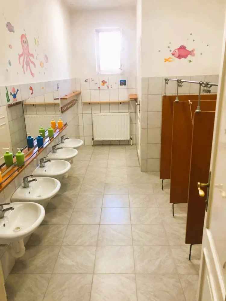 540nm-es Háromszintes Épület Óvodával és Lakással Eladó