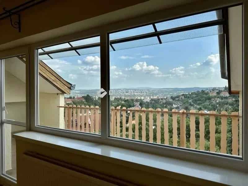Pécsi panorámás családi ház eladó - 3 szintes, 200 m²