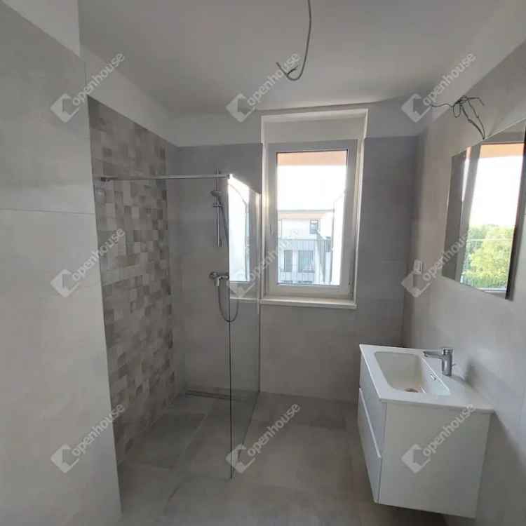 Tatabányai Penthouse Lakás Kiadó - Modern, Gépesített