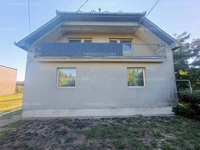 Eladó családi ház Mezőcsáton – buszmegállótól 3 perc sétára!