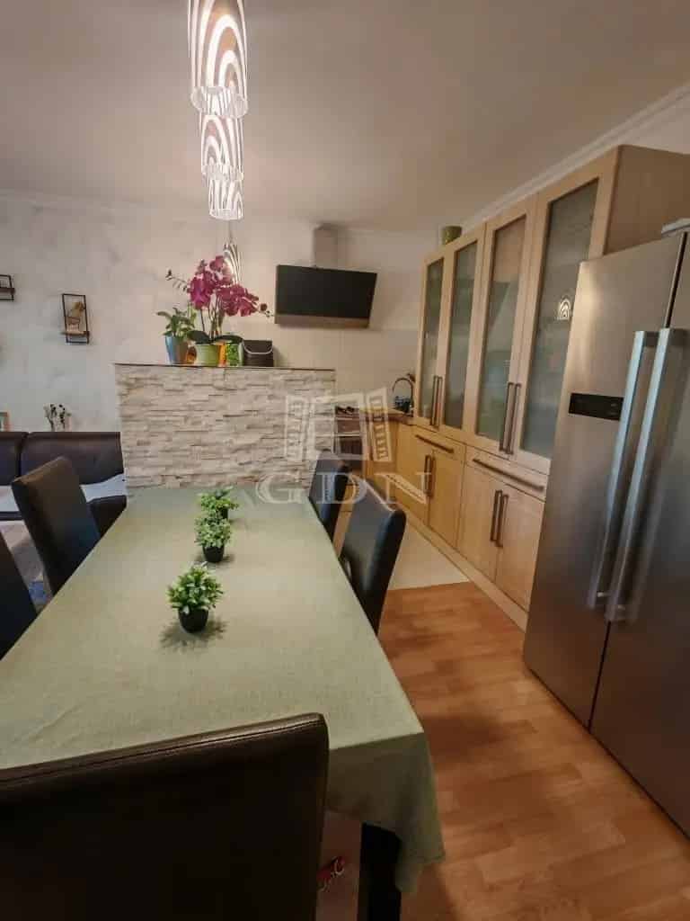 Ház Kiadó , Gödöllői járás, Közép-Magyarország