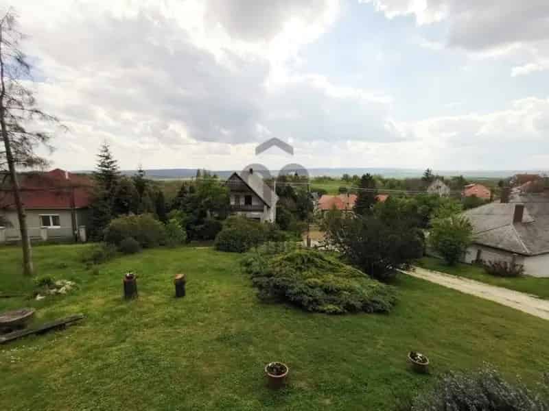 232 nm-es családi ház Bakony panorámával eladó