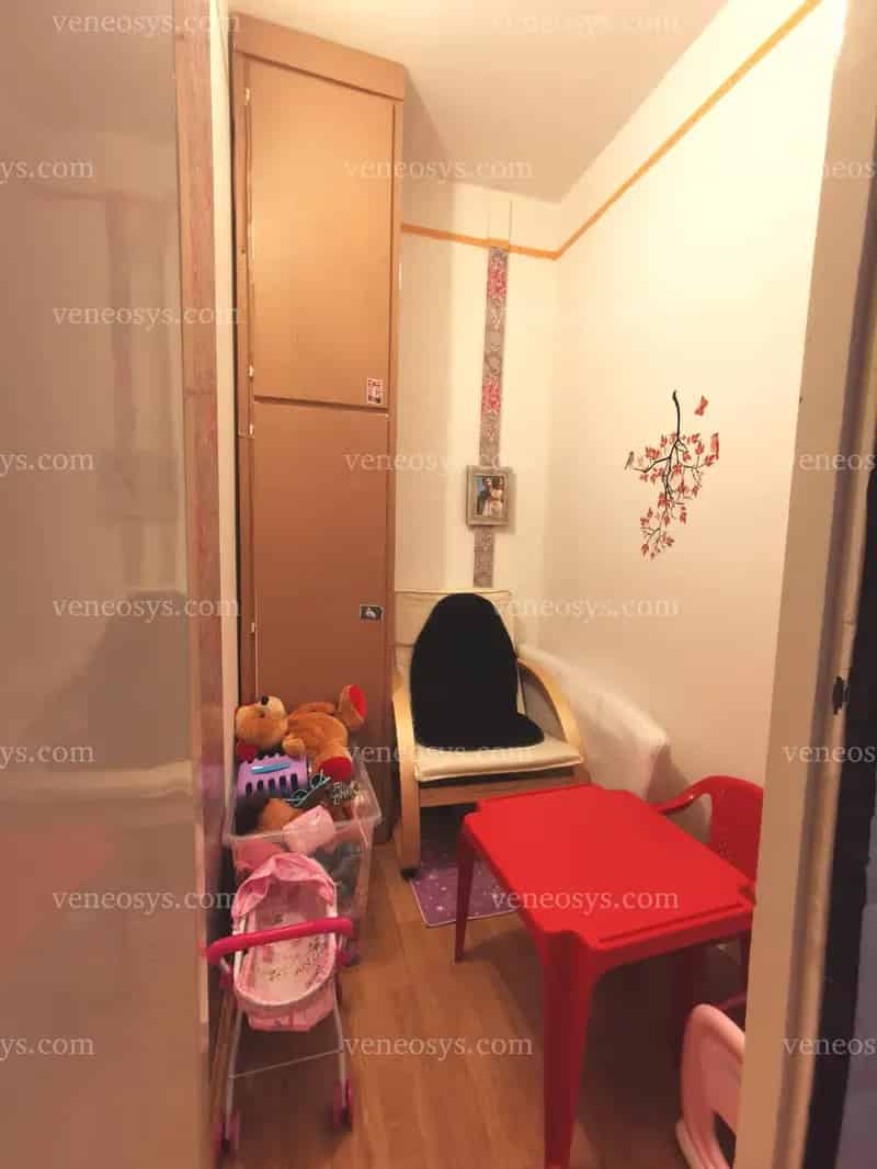 Eladó Kazincbarcikán első emeleti 55 m2-es jó állapotban lévő 2 szobás lakás.
