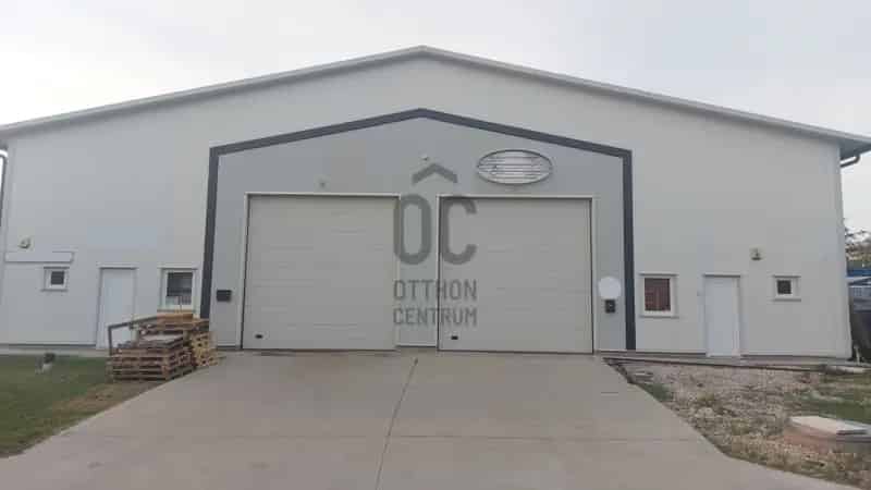 Nagytarcsai eladó kereskedelmi ingatlan, UZ018817