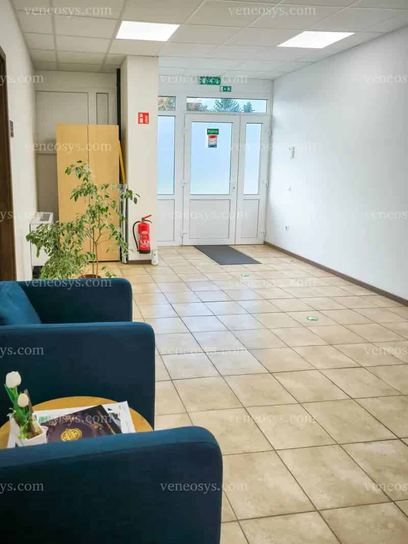 Pakson kiadó földszinti irodahelyiségek