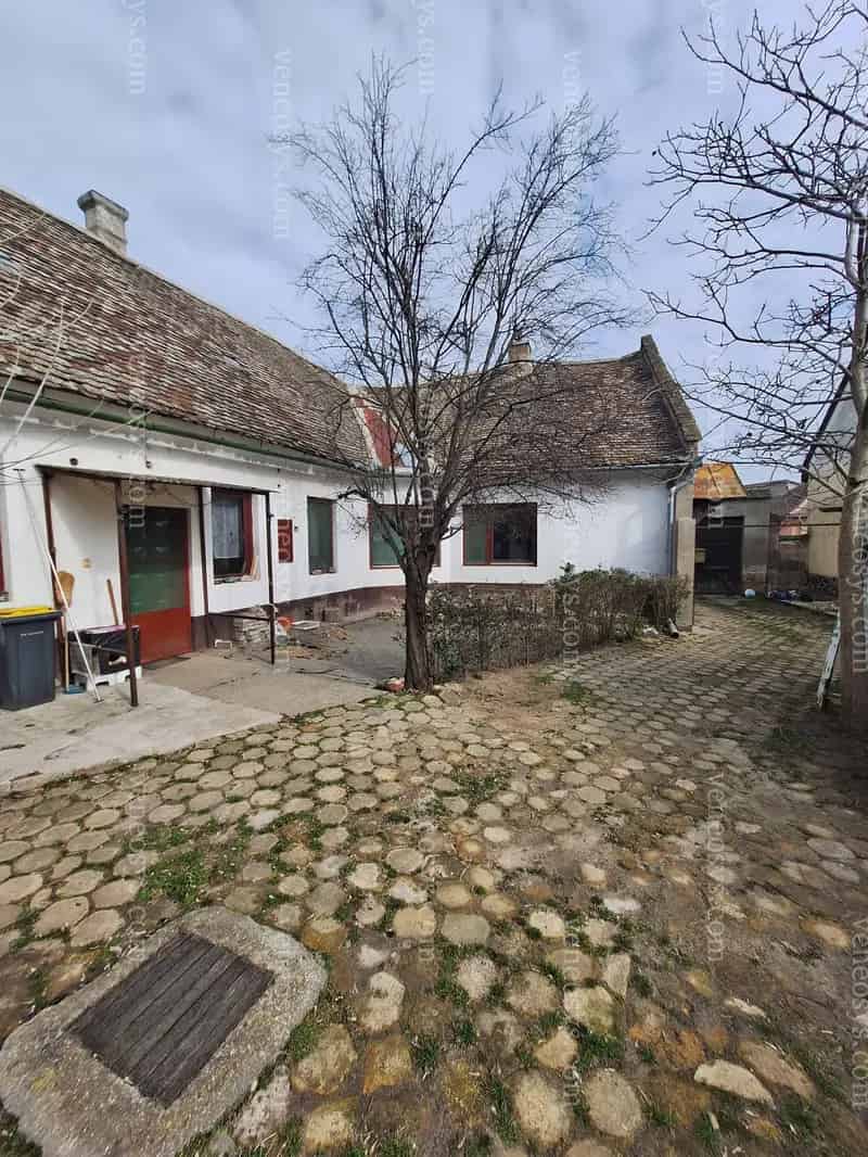 Eladó Baján egy belváros közeli családi ház.