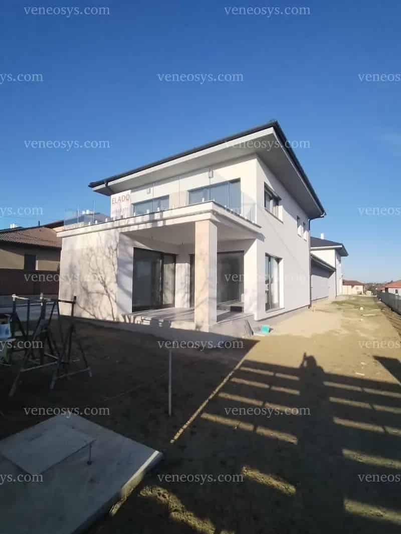 Érd legszebb, frekventált helyén luxus minőségű ikerház rész eladó