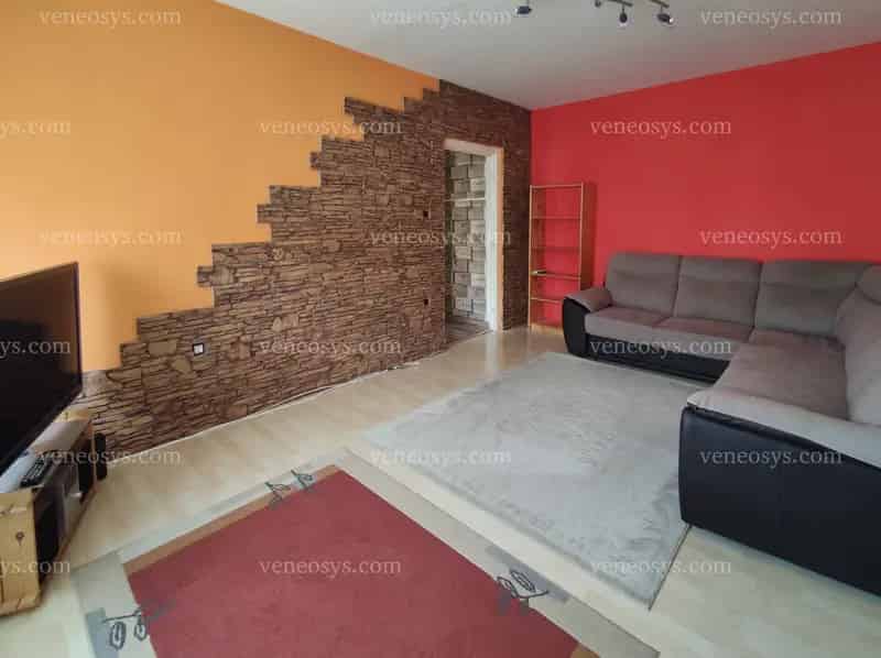 Pakson kiadó 2. emeleti, felújított, bútorozott lakás.