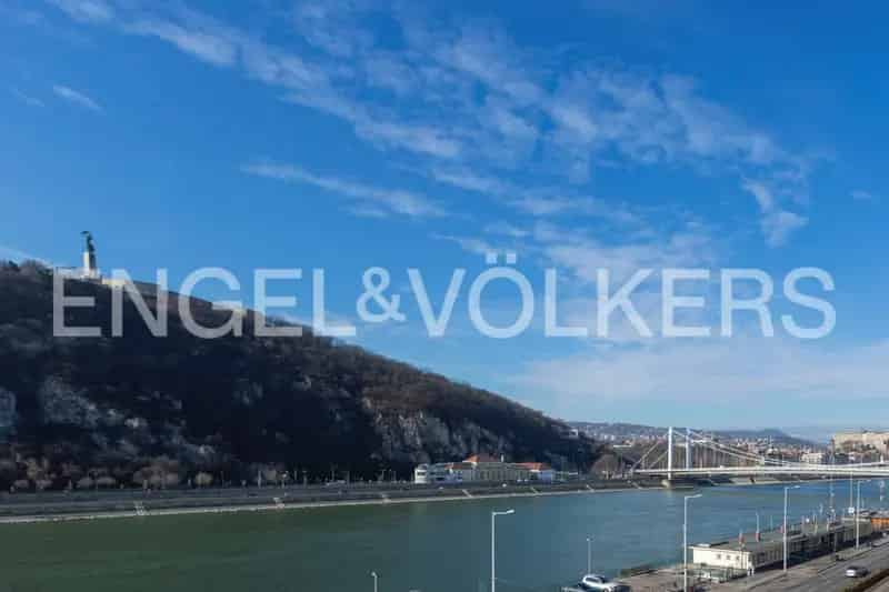 Panorámás, klasszikus lakás modern köntösben