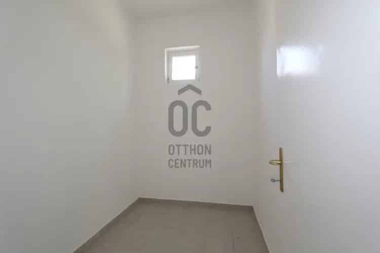 Ceglédi eladó kereskedelmi ingatlan, UZ018630