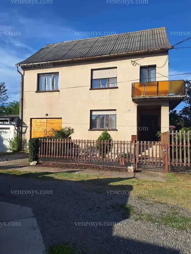 🏠 Eladásra kínálunk egy lehetőségekkel teli, több generációs családi házat Bajaszentistván közkedvelt részén!