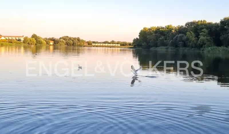 Modern stílusú panorámás lakás a Tisza tónál