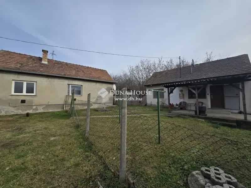 Két ház 1418 nm-es telken Gilice tér közelében