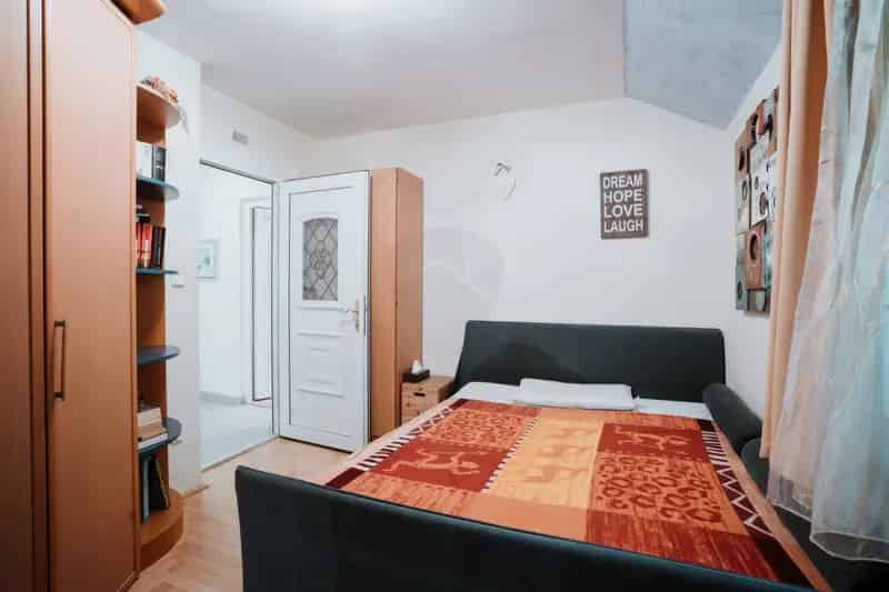 Ház Kiadó , Budapest, Közép-Magyarország
