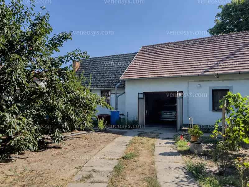 🏡 Eladó kétszintes ikerház egyik fele Bajaszentistvánon!