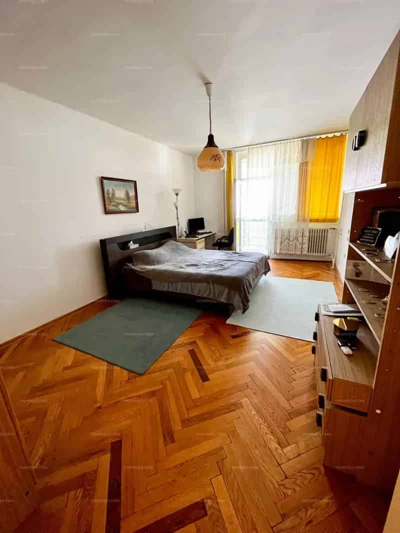 Kiváló lehetőség, központi helyen erkélyes lakás eladó