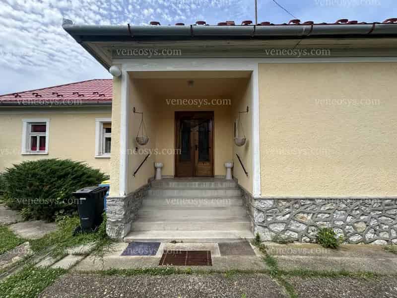 Megvásárlásra kínálok Parasznyán, téglaépítésű, 100 nm-es, klasszikus kocka típusú családi házat.