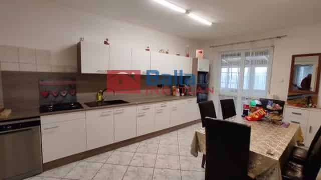 Dunaújváros Óváros 190nm-es 5 szobás családi ház eladó
