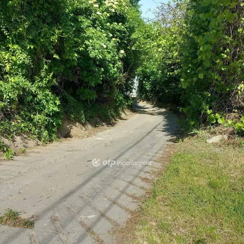 Szekszárd 900 nm-es építési telek eladó