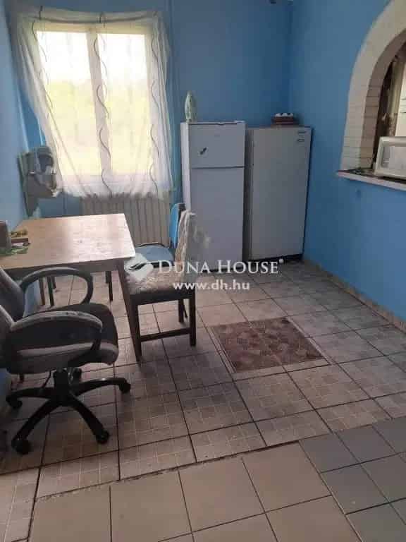 Bicskei 3 szintes felújítandó családi ház eladó