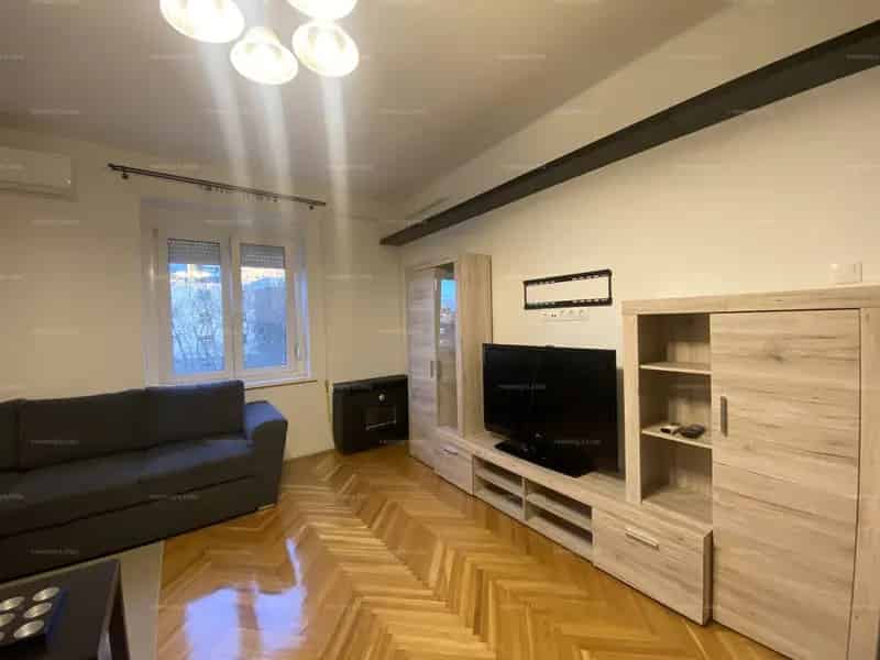 Bérleménybe kínálok Miskolc Zielinszky Szilárd utcában található két szobás, 52 nm-es, 2. emeleti, bútorozott lakást.