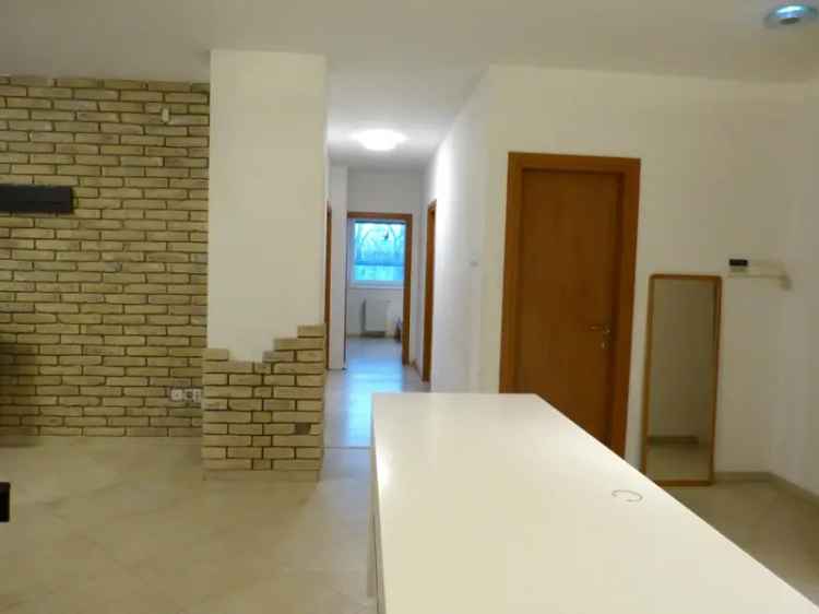 110m2-es 3 hálószobás lakás terasszal és kerttel III kerületben