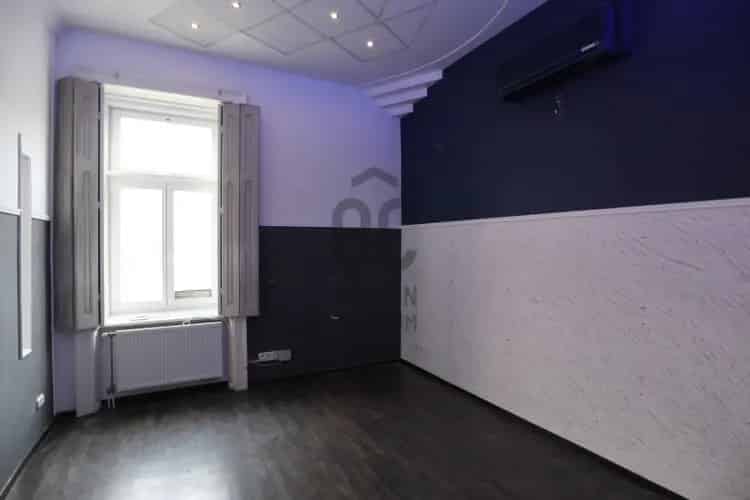 Kecskeméti eladó kereskedelmi ingatlan, UZ016820