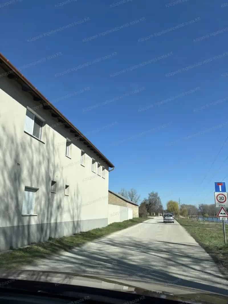 Garázs Kiadó , Oroszlányi járás, Dunántúl